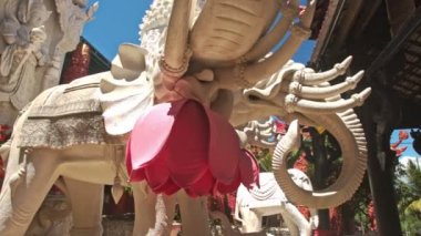 Büyük beyaz fil heykeli