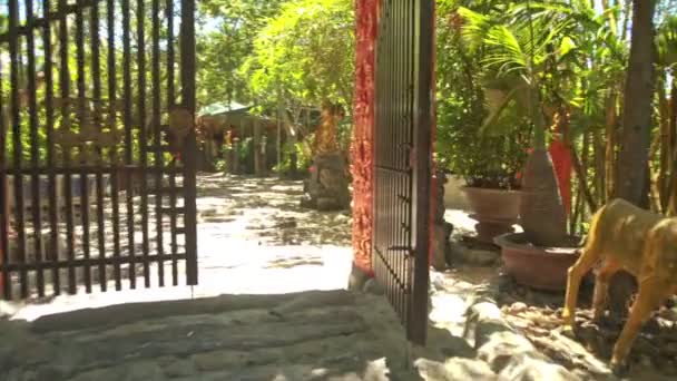 Boeddhistische tempel Gates — Stockvideo