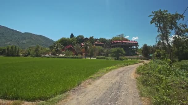 Illage a lo largo de Ground Road — Vídeo de stock