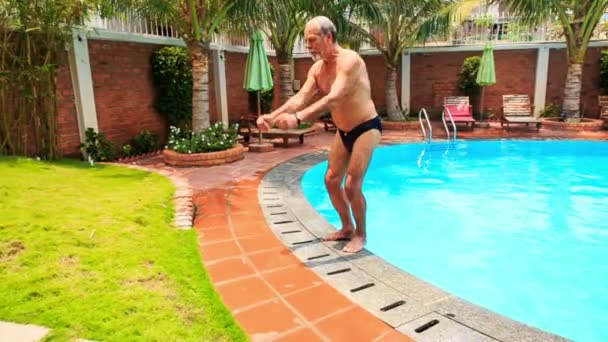 Mann stürzt rückwärts in Pool — Stockvideo