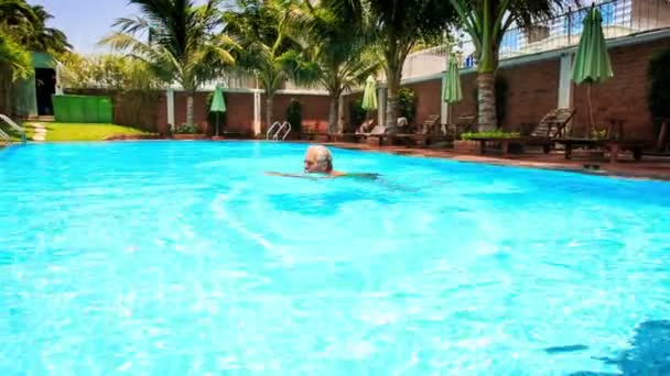 Hombre nada en la piscina — Vídeo de stock