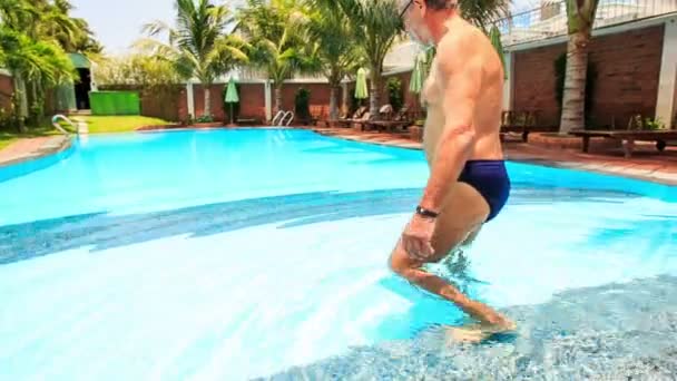 Homem caminha na piscina — Vídeo de Stock