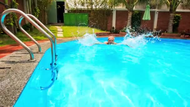 Man zwemt in het zwembad — Stockvideo