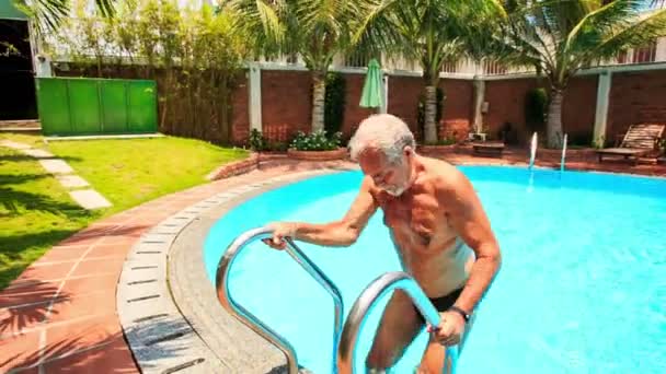 Homem sai da piscina — Vídeo de Stock