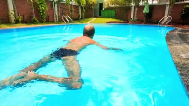 Vieil homme nage dans la piscine — Video