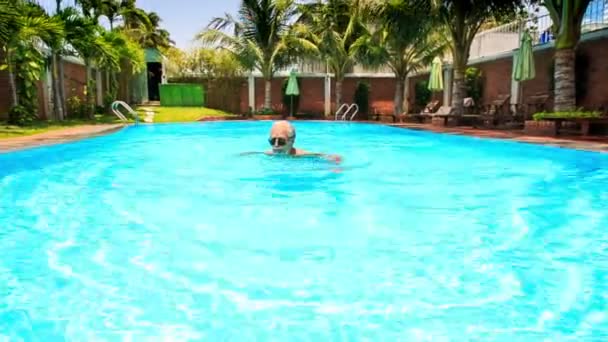 Hombre nada en la piscina — Vídeo de stock