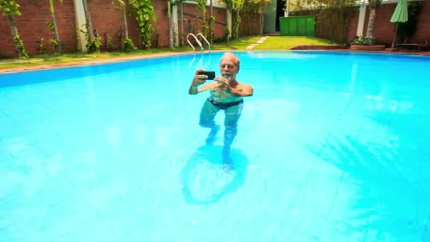 Viejo en la piscina — Vídeo de stock
