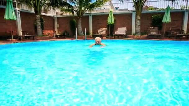 Man Swims across Pool — Stock Video