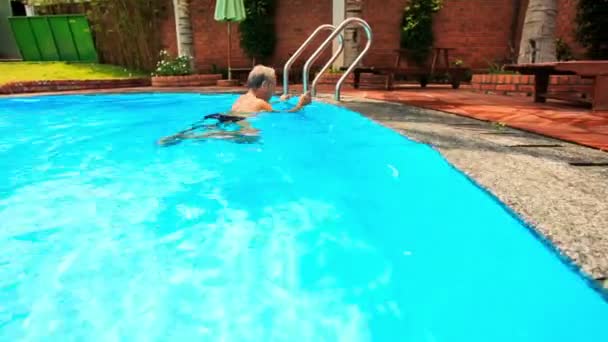 El hombre sale de la piscina — Vídeo de stock