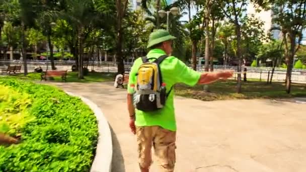 Человек делает селфи в парке — стоковое видео
