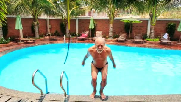 Muž ponory zpět do bazénu — Stock video