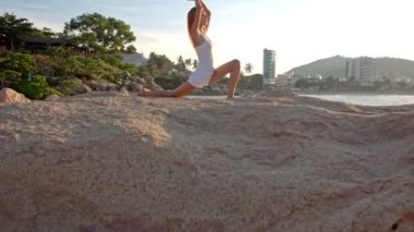 Kumsalda yoga yaparken kız