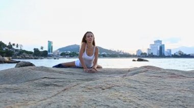 Kumsalda yoga yaparken kız