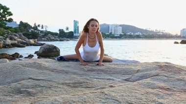 Kumsalda yoga yaparken kız