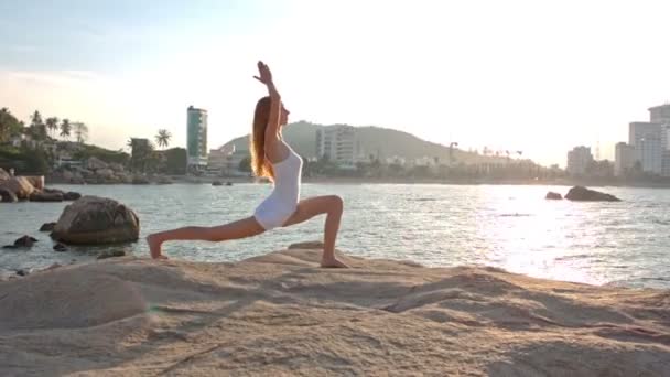 Kumsalda yoga yaparken kız — Stok video