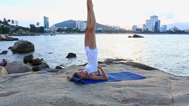 Girl Doing Yoga on Beach — Stock Video
