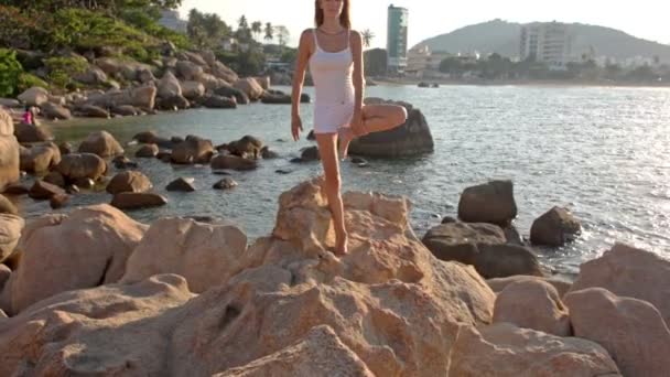 Mädchen macht Yoga am Strand — Stockvideo