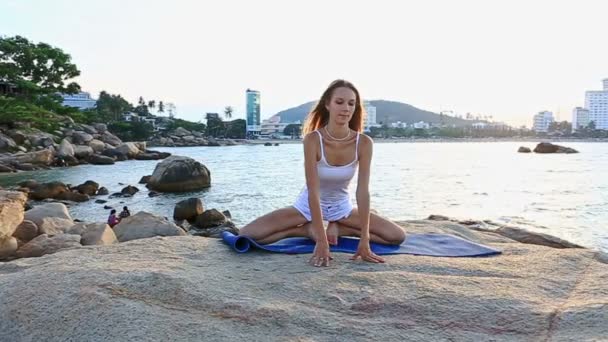 Kumsalda yoga yaparken kız — Stok video