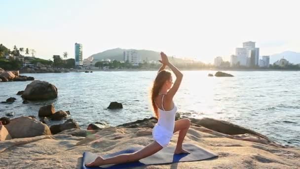 Mädchen macht Yoga am Strand — Stockvideo