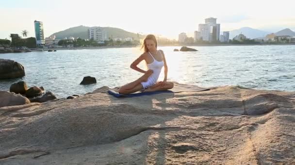 Kumsalda yoga yaparken kız — Stok video