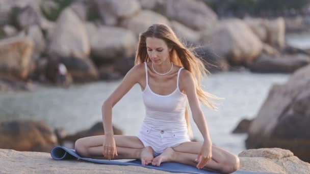 Mädchen macht Yoga am Strand — Stockvideo