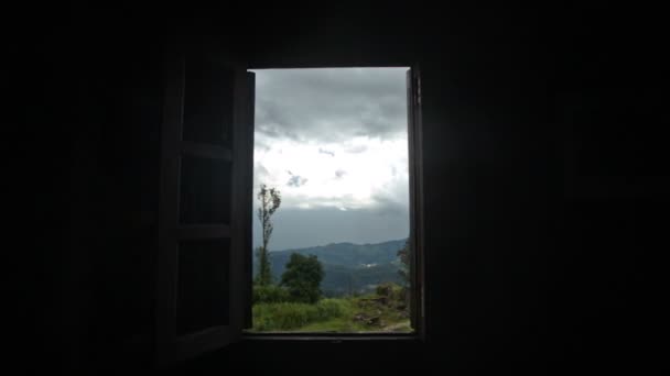 Venkovská krajina skrze otevřené okno — Stock video