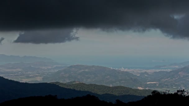Regn moln ovanför hills resort city — Stockvideo