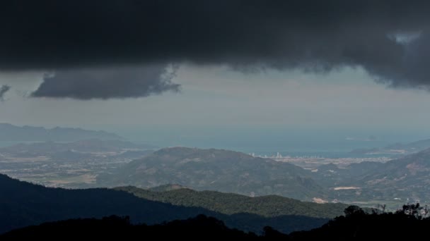 Regenachtige wolk boven hills resort stad — Stockvideo