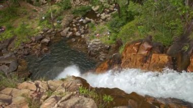 dağ dere cascade kayalarda
