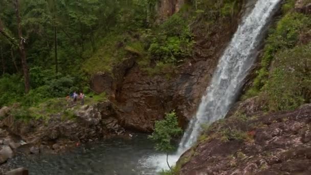 Cachoeira de montanha entre falésias lenhosas — Vídeo de Stock