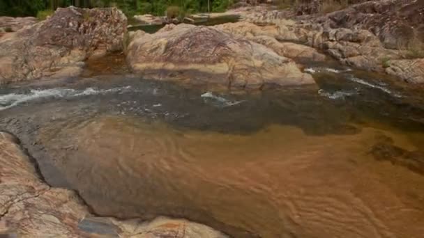 Piscina transparente entre rocas marrones — Vídeo de stock