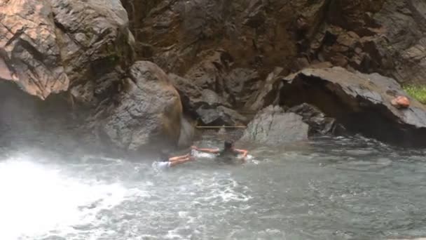 Άνθρωποι τουρίστες κολυμπούν σε διάφανο ποτάμι — Αρχείο Βίντεο
