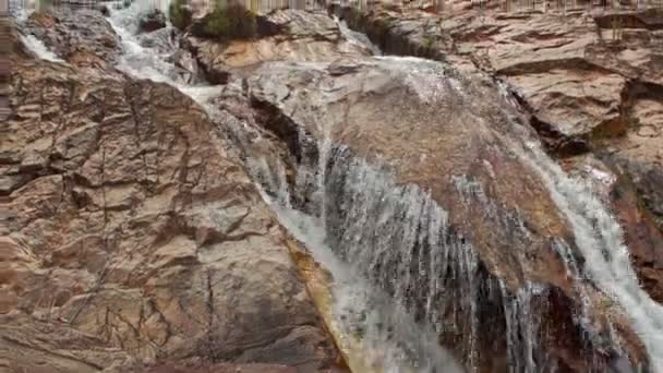 Cascada del arroyo de montaña en rocas marrones — Vídeo de stock