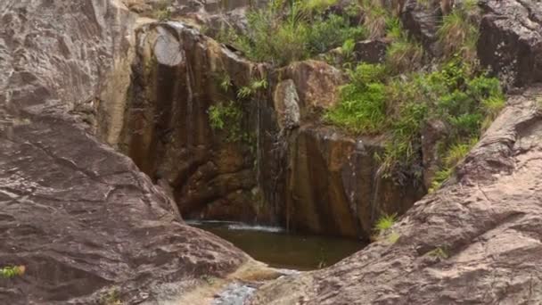 Ruisseaux tombent dans la piscine entre les roches — Video