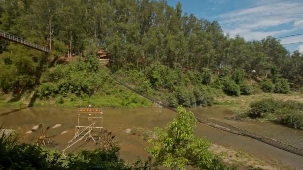 Diferentes puentes colgantes de madera sobre el río en el parque — Vídeos de Stock