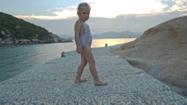 Sahilde küçük kız