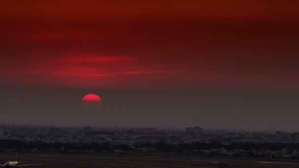 Rode schijf van de zon — Stockvideo