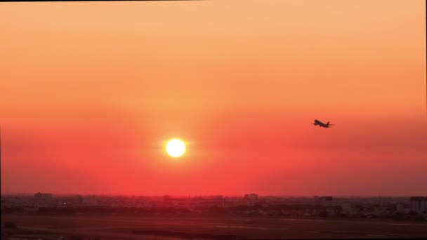 Vliegveld en vliegtuig tegen skyline — Stockvideo