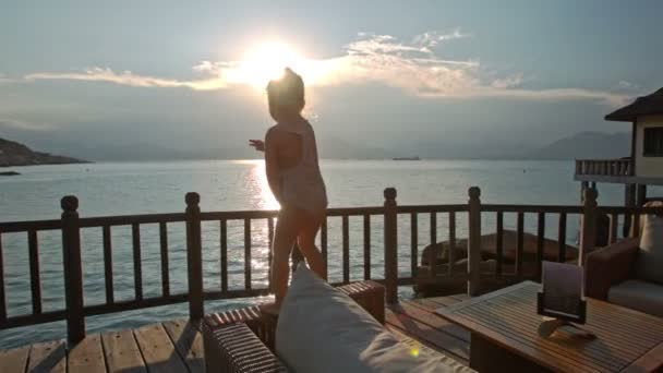 Kleines Mädchen im Strandcafé — Stockvideo