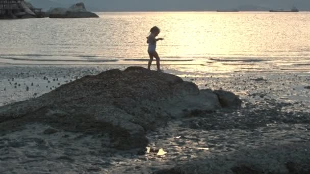 Μικρό κορίτσι στην παραλία — Αρχείο Βίντεο