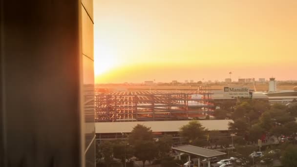 Panorama van vliegveld bij zonsondergang — Stockvideo