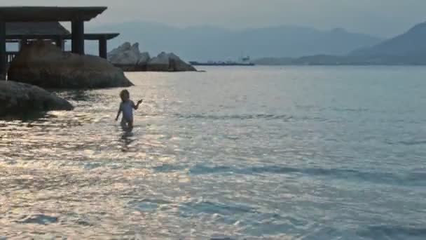 Little girl on beach — Stock Video