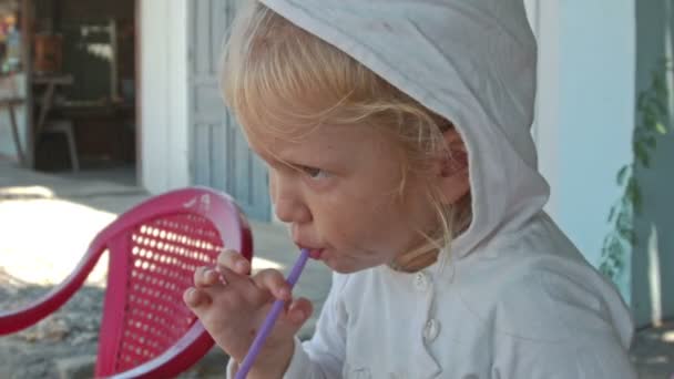 Niña se sienta a la mesa — Vídeo de stock