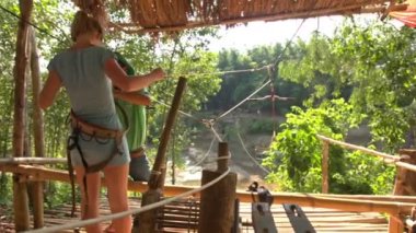 Kadına Zipline cazibe 