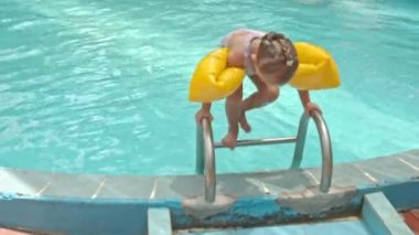 Yüzme Havuzu, küçük kız 