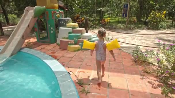 Sarı kol bantları, küçük kız — Stok video