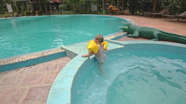 Menina na piscina — Vídeo de Stock