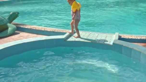Yüzme Havuzu, küçük kız — Stok video