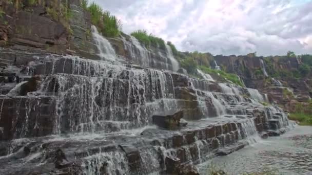 Каскад бурных водопадов — стоковое видео