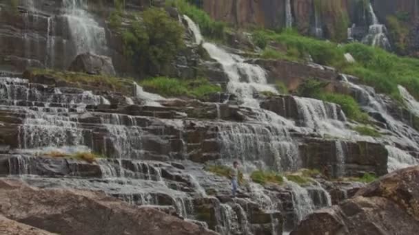 Große steinige Wasserfall-Kaskade panagarh — Stockvideo